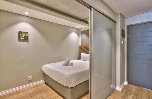 Cape Town City Centre House | Waterfront apartment with balcony & views