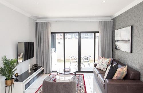 Nieuw Muckleneuk Apartment | Waterkloof on Main Sassy Modern Apartment