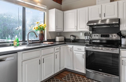 Moss Beach House | Waves Retreat: Walk to Beaches, Enjoy the Sunny Deck, Surf, Family Fun!