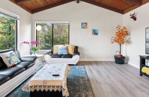 Moss Beach House | Waves Retreat: Walk to Beaches, Enjoy the Sunny Deck, Surf, Family Fun!