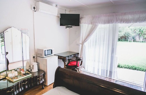 Komani Bed & Breakfast | We are a modern,upmarket,spacious,AA Recommended. 3 star accommodation.