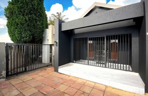 Greater Johannesburg Metropolitan Area Apartment | Welcoming studio with WiFi in vibrant Johannesburg South