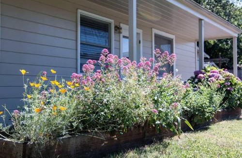 Santa Rosa House | West End Neighborhood Cottage