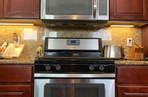 Prescott House | West Oakland Home Minutes from San Francisco - 2BR with Full Kitchen