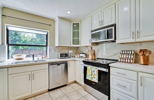 Almaden House | WFH + Corporate-Ready Stay - Modern Italian Villa Inspired Home - Library Lounge