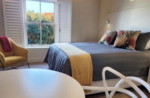 Hermanus City-Centre Apartment | Whale Watchers studio