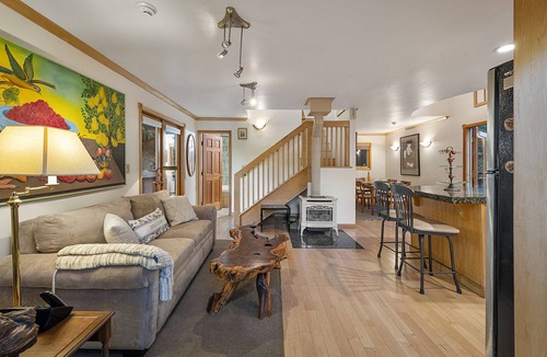 Northwood Cabin | Willowhaven ~ Beautifully Crafted Redwood Home, Spa, Woof!
