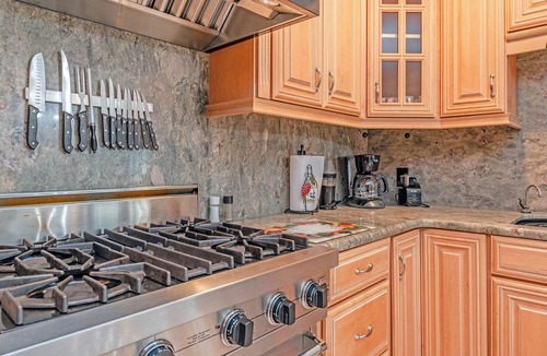 Sonoma House | Wine Country Escape with Mountain Views, Hot Tub and 4 King beds!