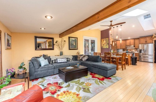 Guerneville House | Wine Country Russian River~Local Beach~Kayaks Incl~Hot tub~Outdoor Bar~ Families