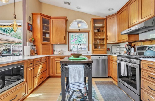 Guerneville House | Wine Country Russian River~Local Beach~Kayaks Incl~Hot tub~Outdoor Bar~ Families