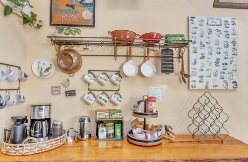 Guerneville House | Wine Country Russian River~Local Beach~Kayaks Incl~Hot tub~Outdoor Bar~ Families