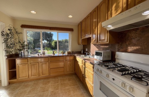 Sonoma Villa | Wine country villa, garden, pool, Jacuzzi, walk to Sonoma square