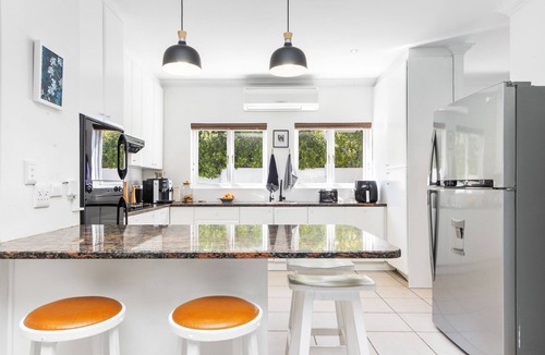 Raithby House | Winelands Villa - Three Bedroom House, Sleeps 6