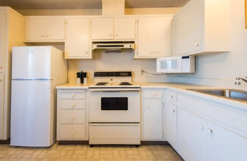 East End Apartment | Wonderful Stay! Free Parking, Free Breakfast, Jacuzzi, Pool