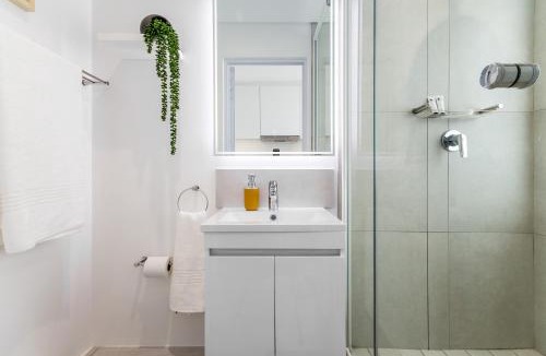 Cape Town City Centre Apartment | Woodstock: Studio Aprt with Secure Parking