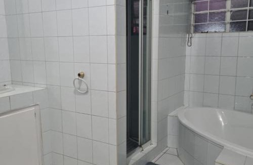 Greater Johannesburg Metropolitan Area House | YELLOW STARS GUESTHOUSE 1hr 2hrs Day Rest