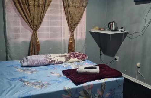Greater Johannesburg Metropolitan Area House | YELLOW STARS GUESTHOUSE 1hr 2hrs Day Rest