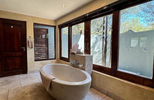 Pilanesberg National Park Cabin | 500 m² Lodge ∙ 4 bedrooms ∙ 12 guests
