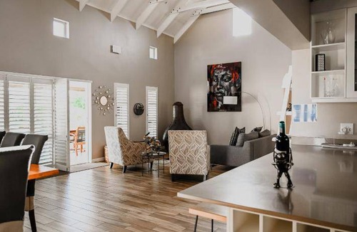 Robertson Apartment | 200 m² Apartment ∙ 3 bedrooms ∙ 8 guests