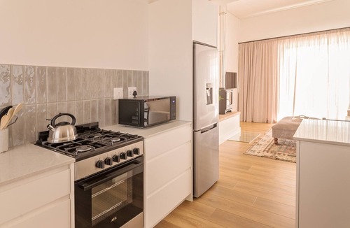 Paarl Apartment | Charming One Bed cottage in the heart of the Winelands with pool.