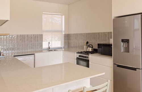 Paarl Apartment | Charming One Bed cottage in the heart of the Winelands with pool.