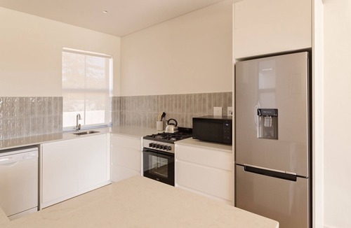 Paarl Apartment | Charming One Bed cottage in the heart of the Winelands with pool.