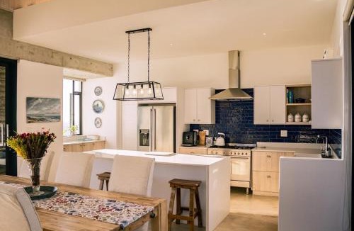 Gansbaai House | Zebra Views - Romansbaai Luxury Retreat