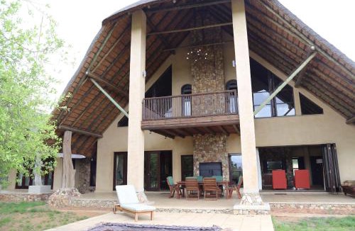 Leeupoort House | Zebula 7 Bedroom with Mountain Views – Z127