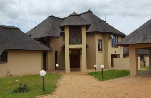Leeupoort Villa | Zebula Golf and Wildlife Estate - Owl's Haven Pax 10 - Moi Signature Luxury villa