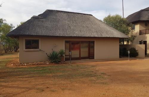 Leeupoort Villa | Zebula Golf and Wildlife Estate - Squirrel Pandemonium Pax 12 - Moi Signature Luxury villa