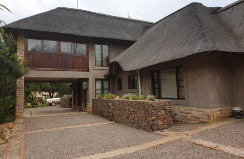 Leeupoort Villa | Zebula Golf and Wildlife Estate - Toktokkie Knocking Pax 20 - Moi Signature Luxury villa