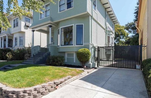 Oak Center Apartment | Zen 2 Bedroom/1 Bath with Offstreet Parking - Mins to San Francisco, Berkeley