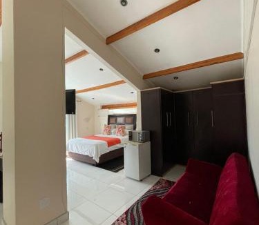 Ladysmith House | Zinzanathi Guest house
