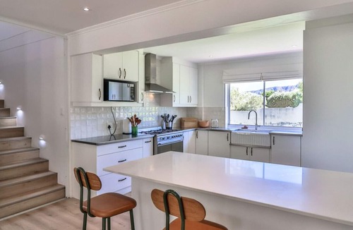 Onrus House | Zo'luha - Spacious family home | Mountain View