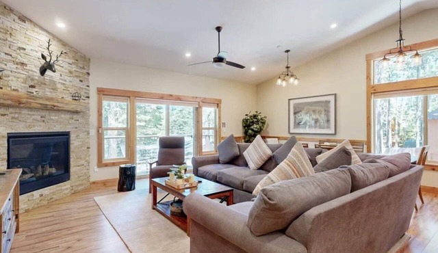 10 Mins Lake/Heavenly Ski, BBQ, Deck, Modern 3BD!
