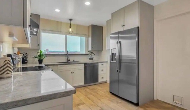 2 Aquarium passes! Newly remodeled home near beach!
