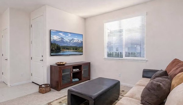 2 BR Layout with Bonus Room Quiet + Parking in Carson City