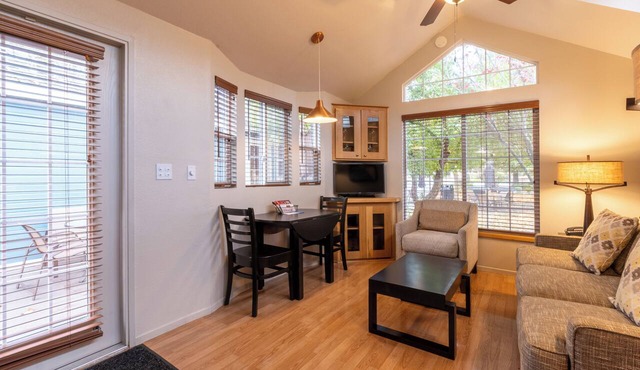 2 Elegant Units | Free Parking | Outdoor Pool | Napa Valley Wine Train – 0.8 mi