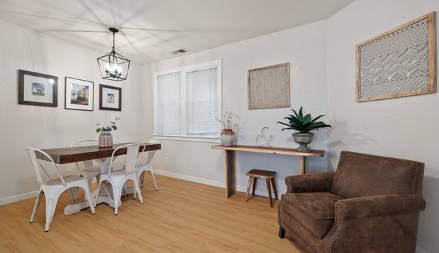 2BR Downtown Sac - In unit Laundry - Free Parking