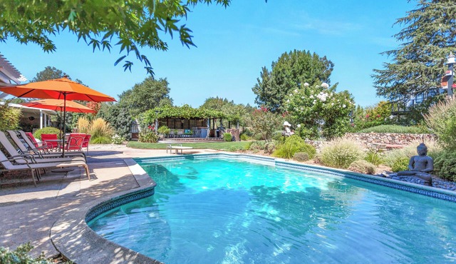 3 bedroom, 2 bath, pool, new hot tub, outdoor kitchen, bar and lounge, fire pit in Sonoma