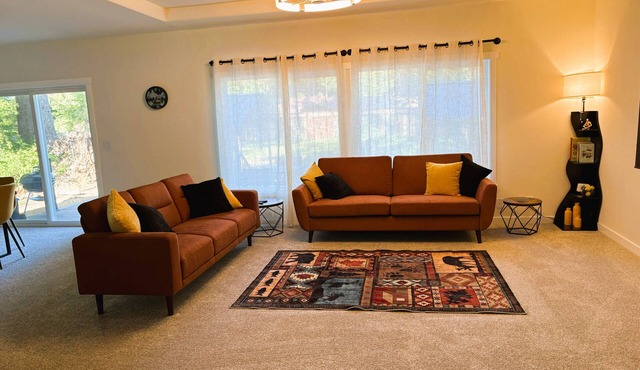 3-bedroom new house with sauna, hot-tub & river access in Forks in Forks