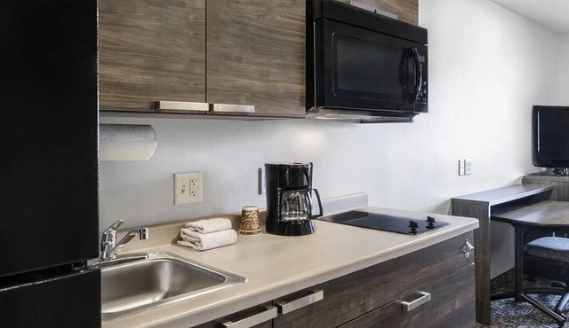 3 Inviting Units w/Kitchen | 6.3 Miles to Pearson Air Museum | Free Parking in Vancouver