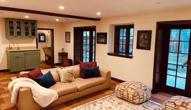 4-bedroom house in Burlingame - perfect for your getaway.