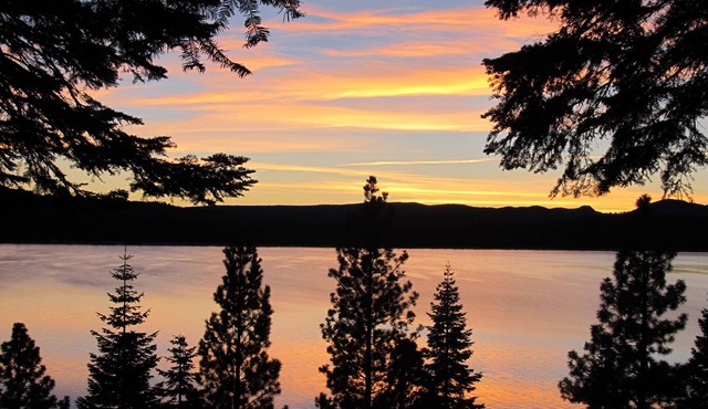 4 Season Vacation Rental at Lake Almanor Country Club. Gameroom, Sleeps 10. A/C