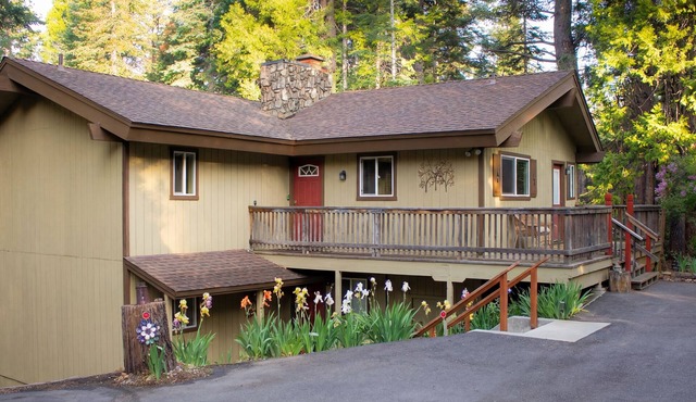 4 Season Vacation Rental at Lake Almanor CC. Gameroom, Sleeps 10. Fall Specials. in Lake Almanor Country Club