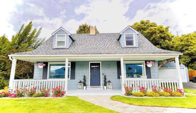 4BR family friendly house with pool, hot tub, W&D in East Wenatchee