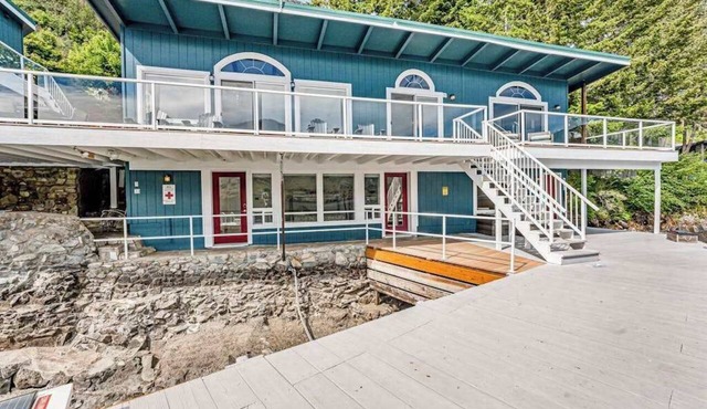 4BR lakefront cottage & bunk house with dock in Chelan
