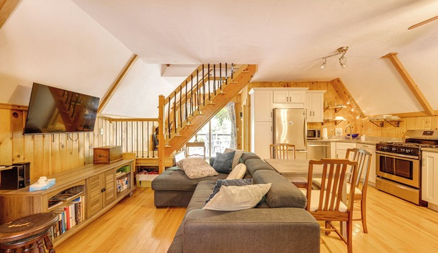 7 Mi to Ski Slopes! Cozy Madison Cabin w/Fire Pit in Madison