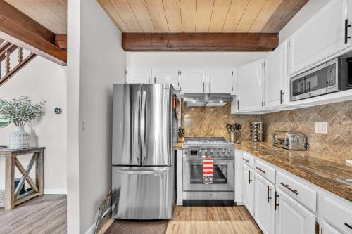 Beautiful Homewood Retreat with Deck and Grill in Homewood