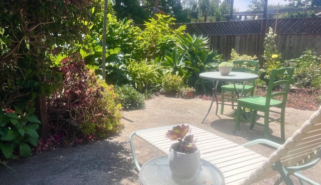 Beautiful Sunny Garden Cottage